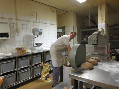 909553 Interieur van Bakkerij Moolenbeek (Nieuwegracht 125) te Utrecht: de bakkerij, gevestigd in het pand A.B.C.-staat ...